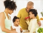 Famille qui prépare le repas avec enthousiasme