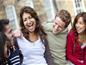Amis , debout, ensemble et rire