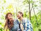 Homme et femme en riant