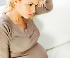 concerné femme enceinte tenant ventre